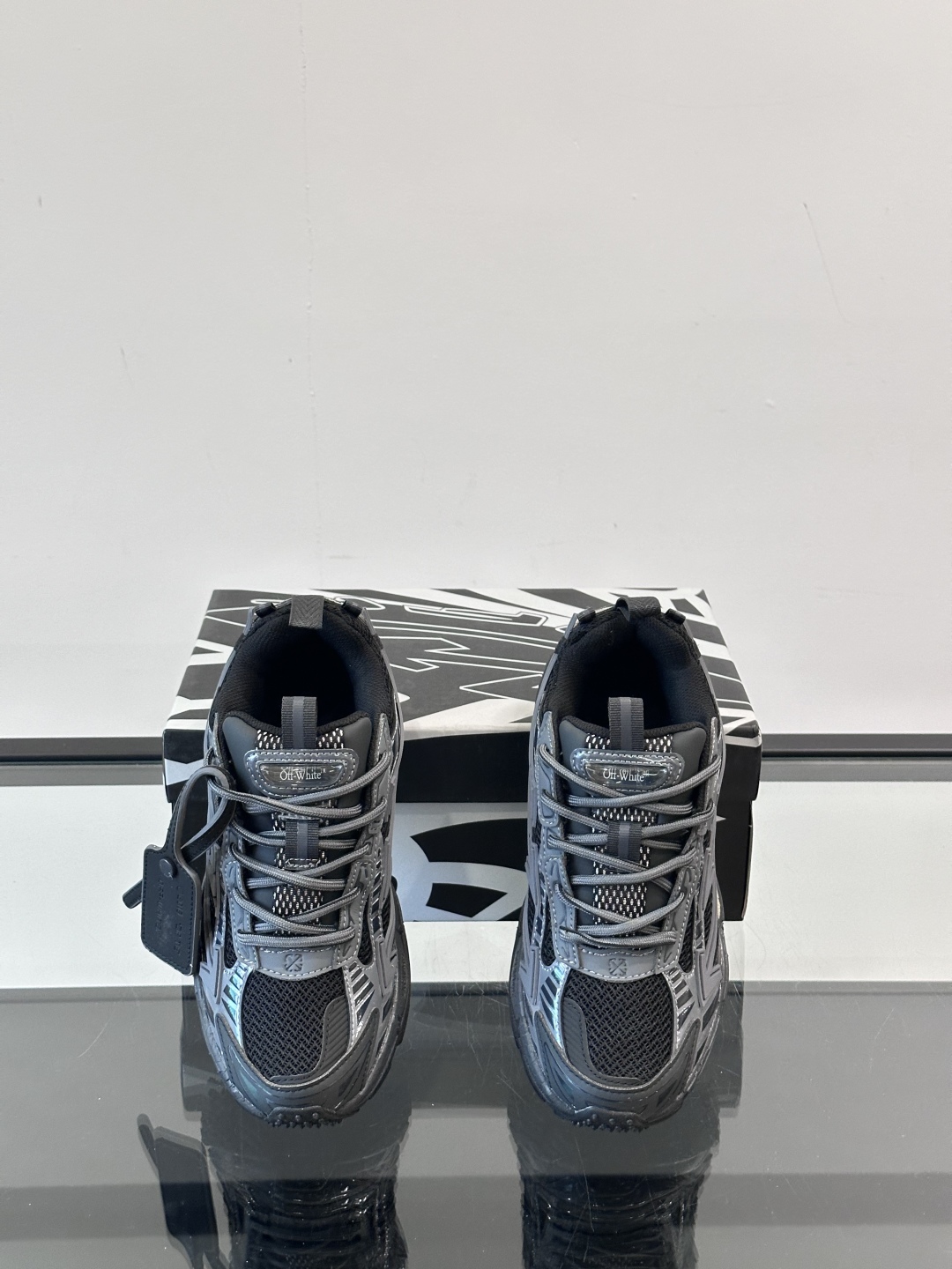 Off-White高街个性老爹休闲鞋。
Off-White 👫情侣款最新款跑鞋
百分百原盒正确版 原楦原