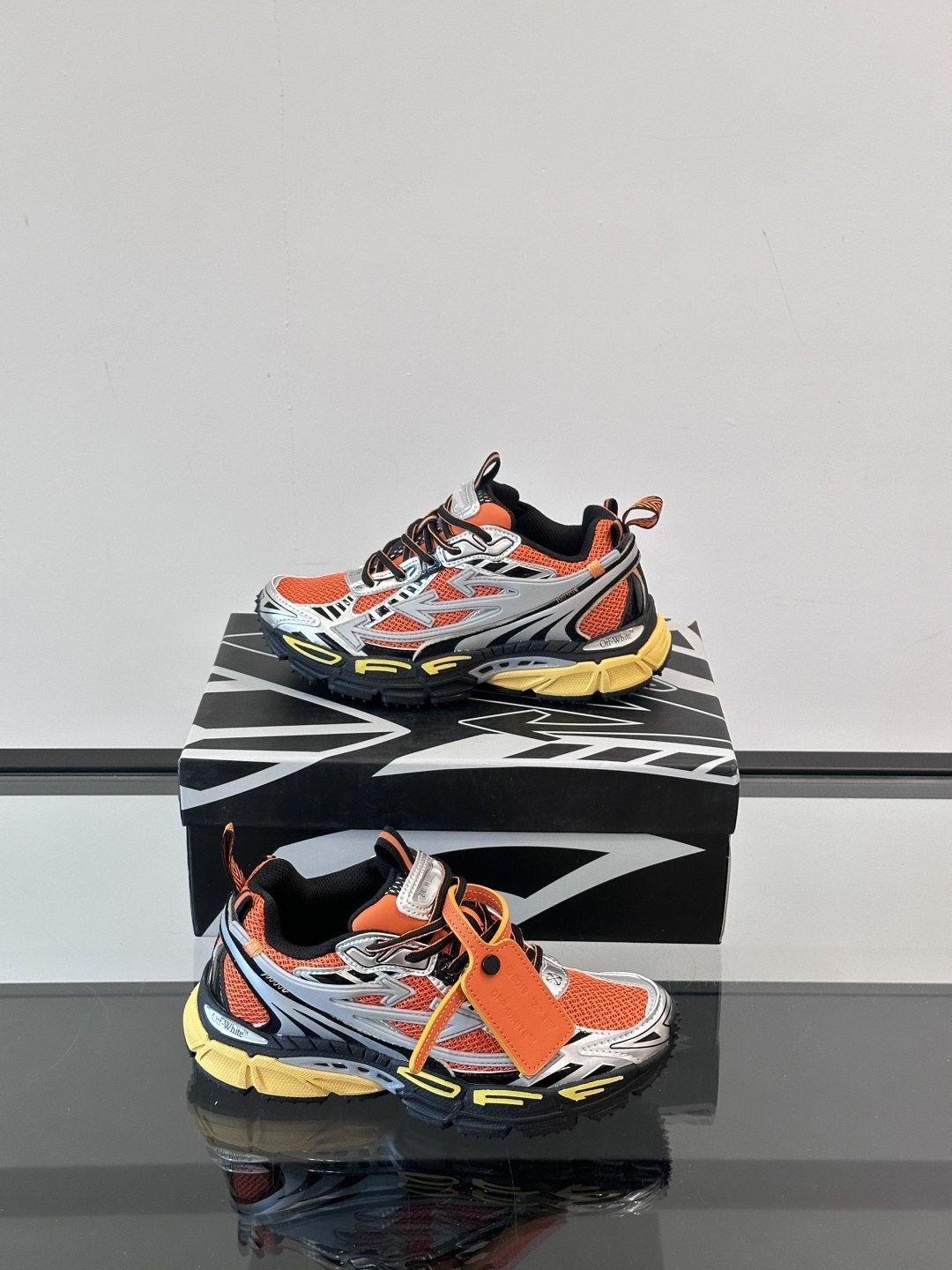 Off-White高街个性老爹休闲鞋。
Off-White 👫情侣款最新款跑鞋
百分百原盒正确版 原楦原