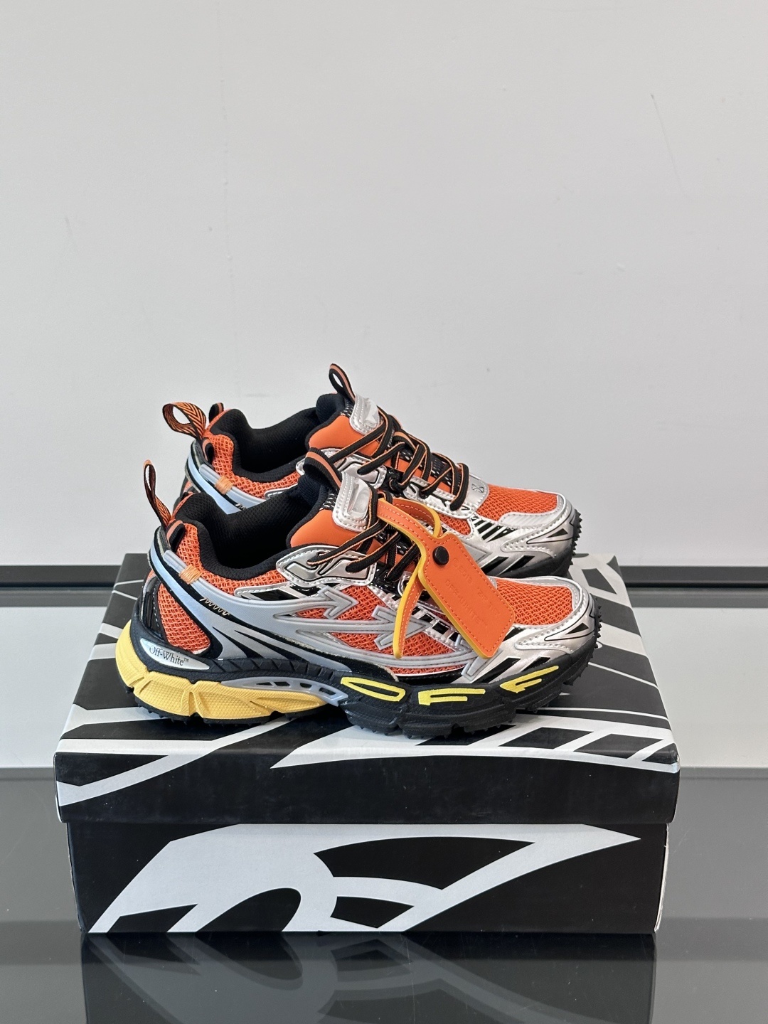 Off-White高街个性老爹休闲鞋。
Off-White 👫情侣款最新款跑鞋
百分百原盒正确版 原楦原