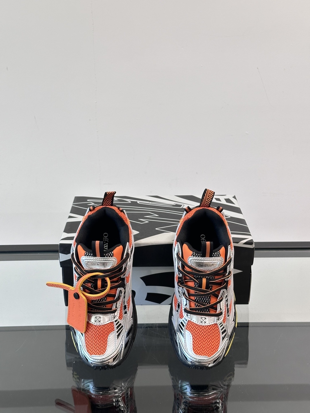 Off-White高街个性老爹休闲鞋。
Off-White 👫情侣款最新款跑鞋
百分百原盒正确版 原楦原