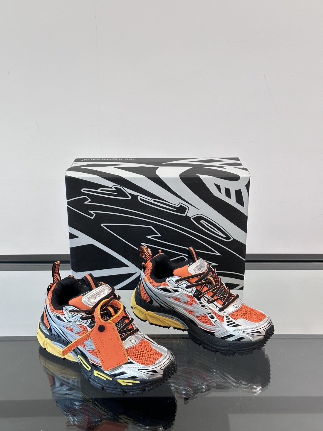 Off-White高街个性老爹休闲鞋。
Off-White 👫情侣款最新款跑鞋
百分百原盒正确版 原楦原