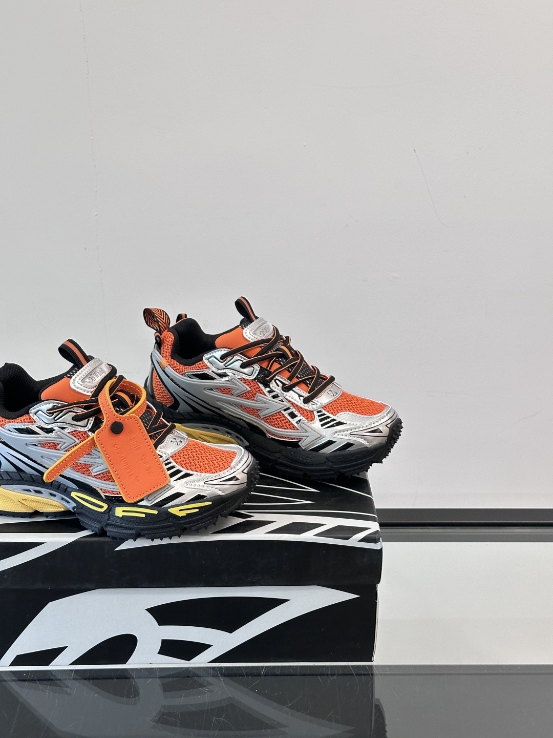 Off-White高街个性老爹休闲鞋。
Off-White 👫情侣款最新款跑鞋
百分百原盒正确版 原楦原