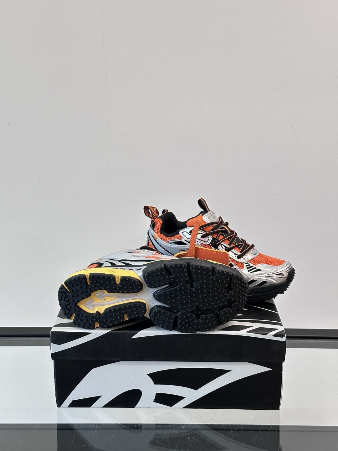Off-White高街个性老爹休闲鞋。
Off-White 👫情侣款最新款跑鞋
百分百原盒正确版 原楦原