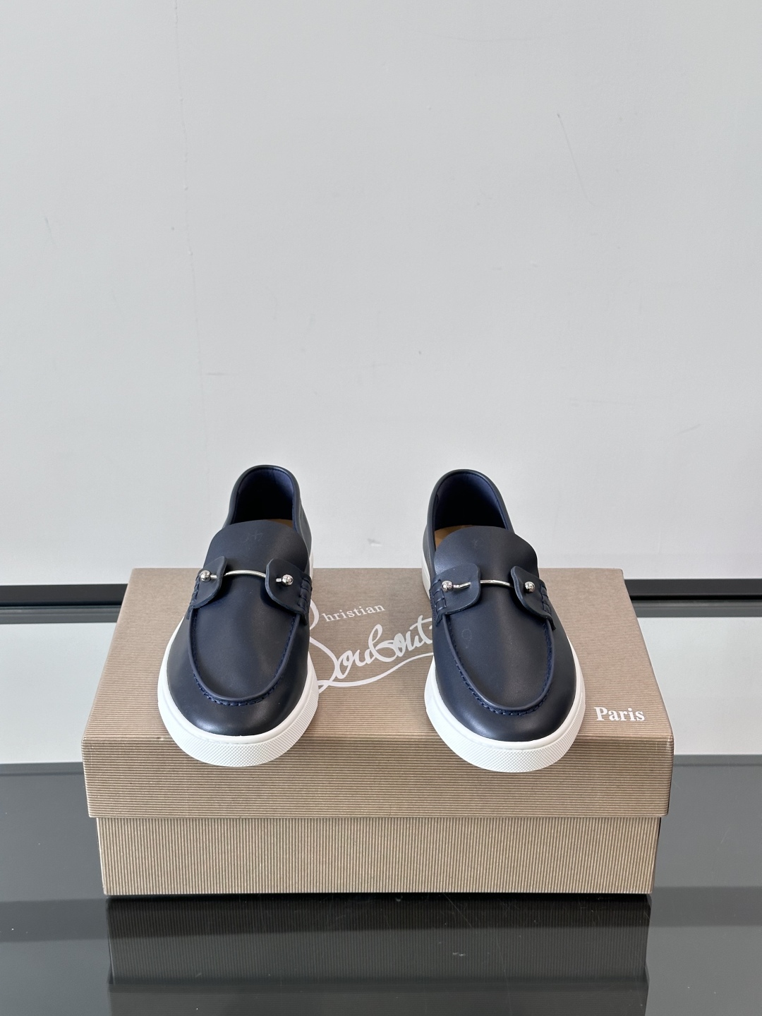 Christian Louboutin休闲老钱风乐福鞋👞气质拉满，简约百搭又舒服。
不挑场合，走哪儿都体