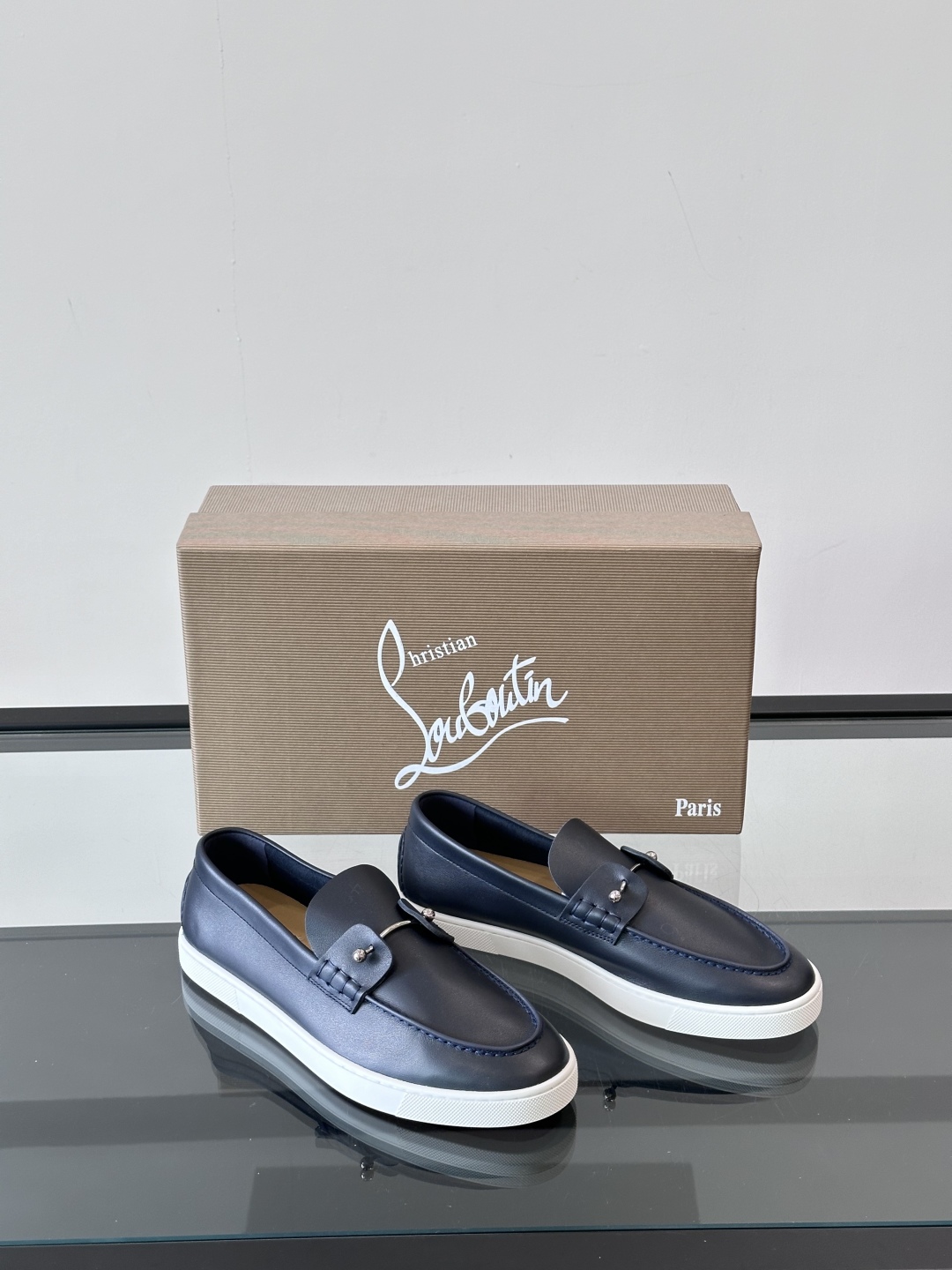 Christian Louboutin休闲老钱风乐福鞋👞气质拉满，简约百搭又舒服。
不挑场合，走哪儿都体