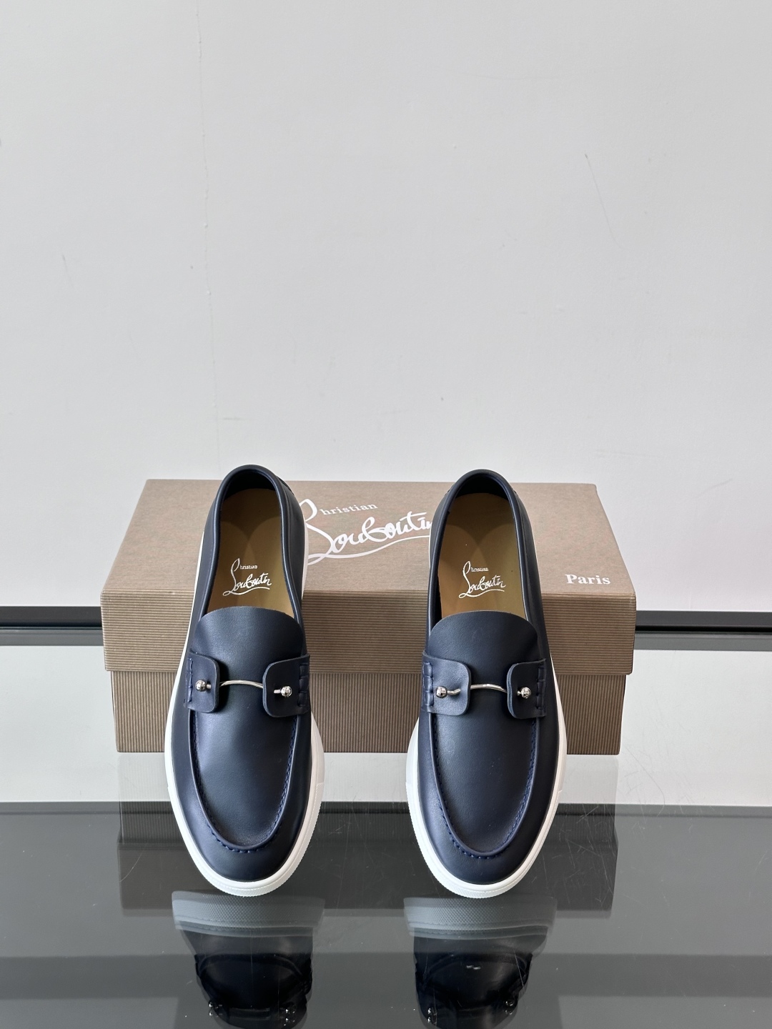 Christian Louboutin休闲老钱风乐福鞋👞气质拉满，简约百搭又舒服。
不挑场合，走哪儿都体
