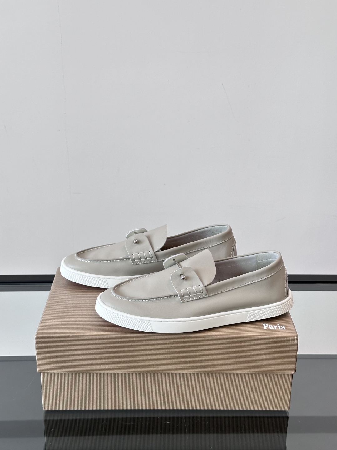 Christian Louboutin休闲老钱风乐福鞋👞气质拉满，简约百搭又舒服。
不挑场合，走哪儿都体