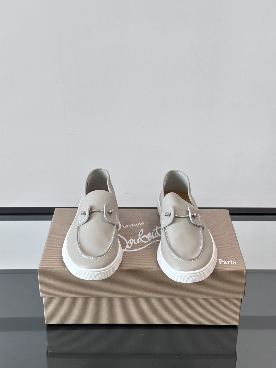 Christian Louboutin休闲老钱风乐福鞋👞气质拉满，简约百搭又舒服。
不挑场合，走哪儿都体