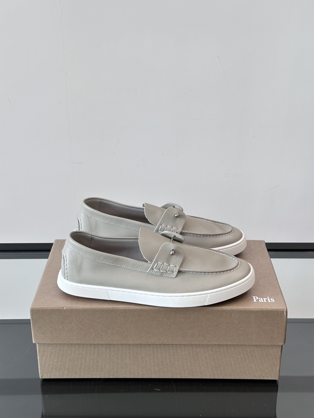 Christian Louboutin休闲老钱风乐福鞋👞气质拉满，简约百搭又舒服。
不挑场合，走哪儿都体