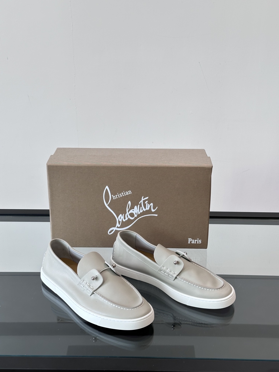 Christian Louboutin休闲老钱风乐福鞋👞气质拉满，简约百搭又舒服。
不挑场合，走哪儿都体