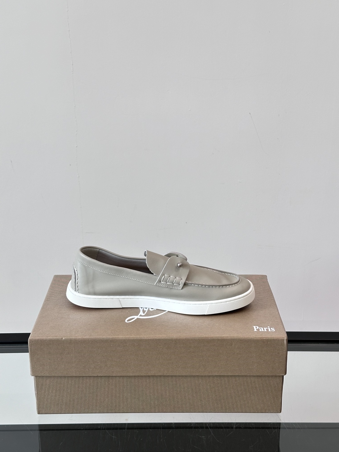 Christian Louboutin休闲老钱风乐福鞋👞气质拉满，简约百搭又舒服。
不挑场合，走哪儿都体