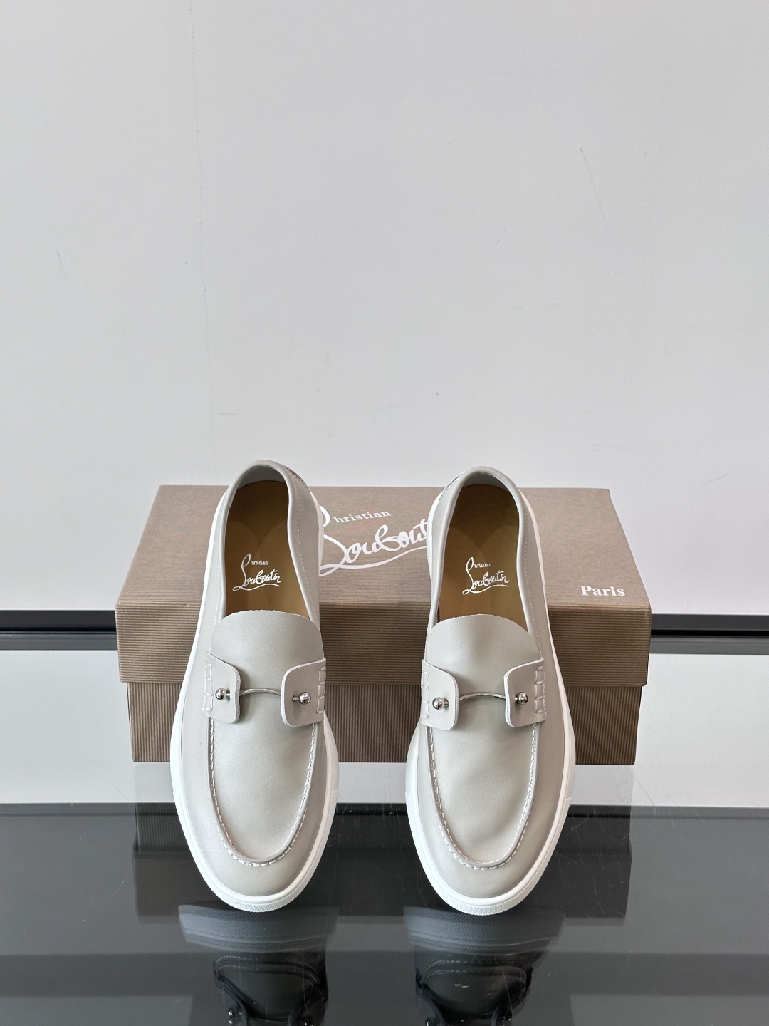 Christian Louboutin休闲老钱风乐福鞋👞气质拉满，简约百搭又舒服。
不挑场合，走哪儿都体