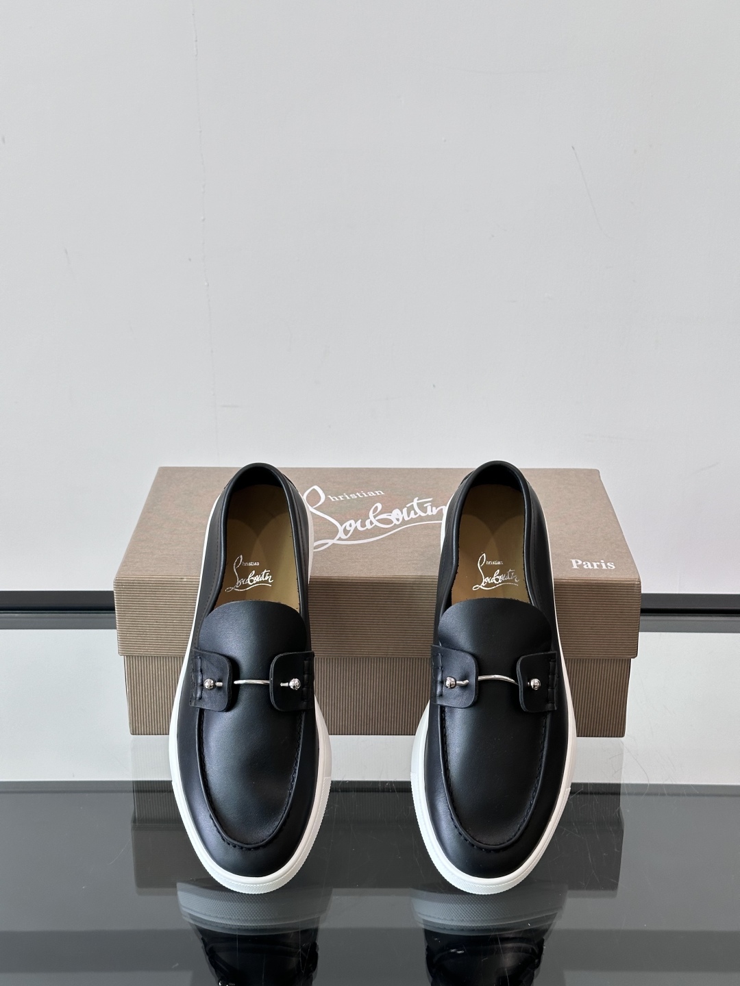 Christian Louboutin休闲老钱风乐福鞋👞气质拉满，简约百搭又舒服。
不挑场合，走哪儿都体
