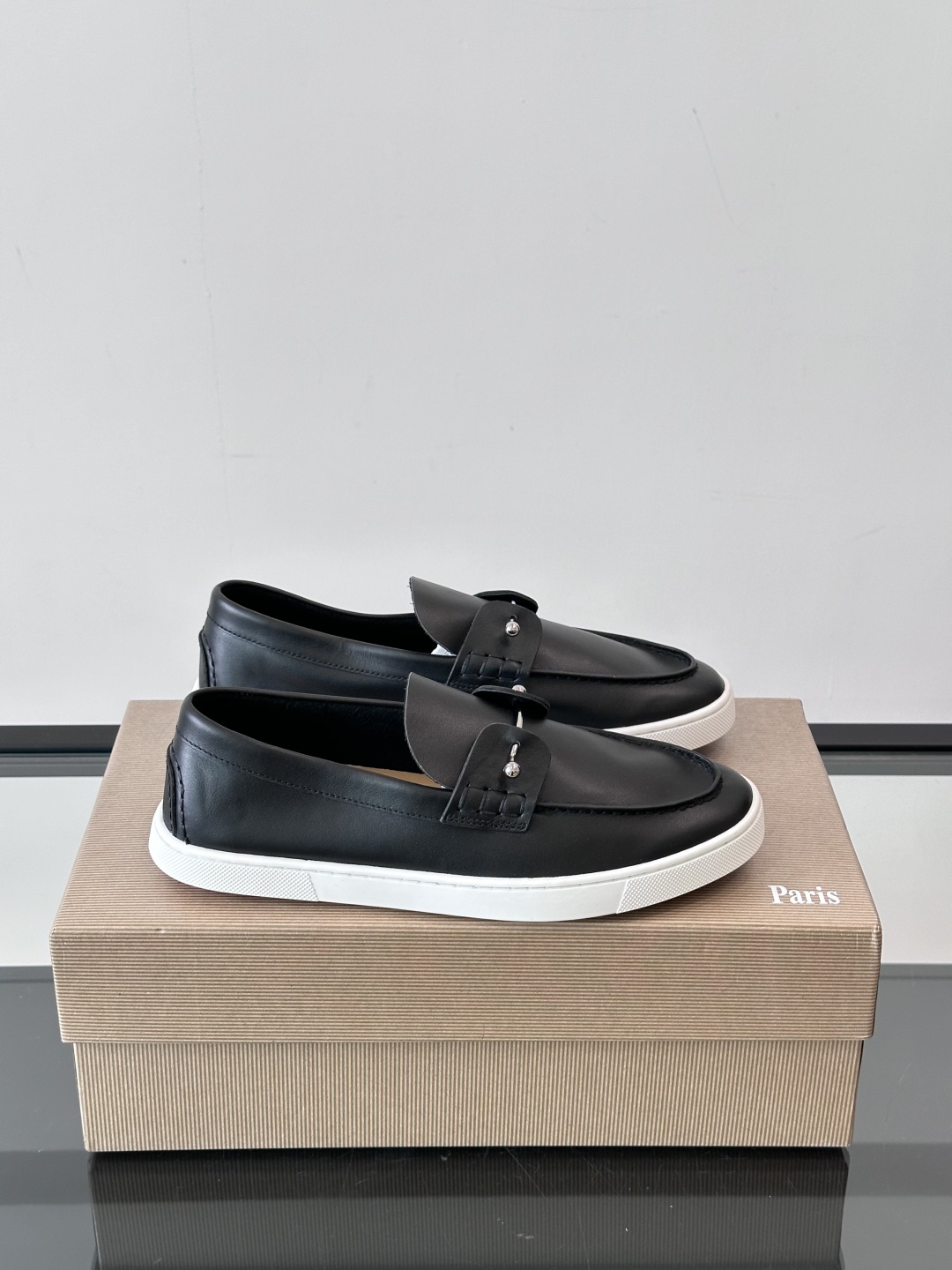 Christian Louboutin休闲老钱风乐福鞋👞气质拉满，简约百搭又舒服。
不挑场合，走哪儿都体