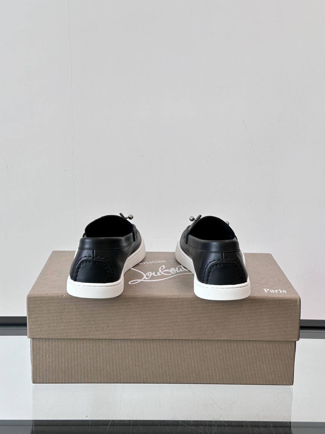 Christian Louboutin休闲老钱风乐福鞋👞气质拉满，简约百搭又舒服。
不挑场合，走哪儿都体