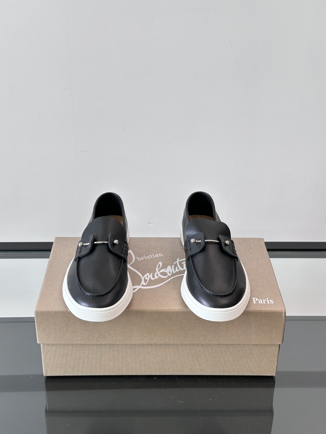 Christian Louboutin休闲老钱风乐福鞋👞气质拉满，简约百搭又舒服。
不挑场合，走哪儿都体