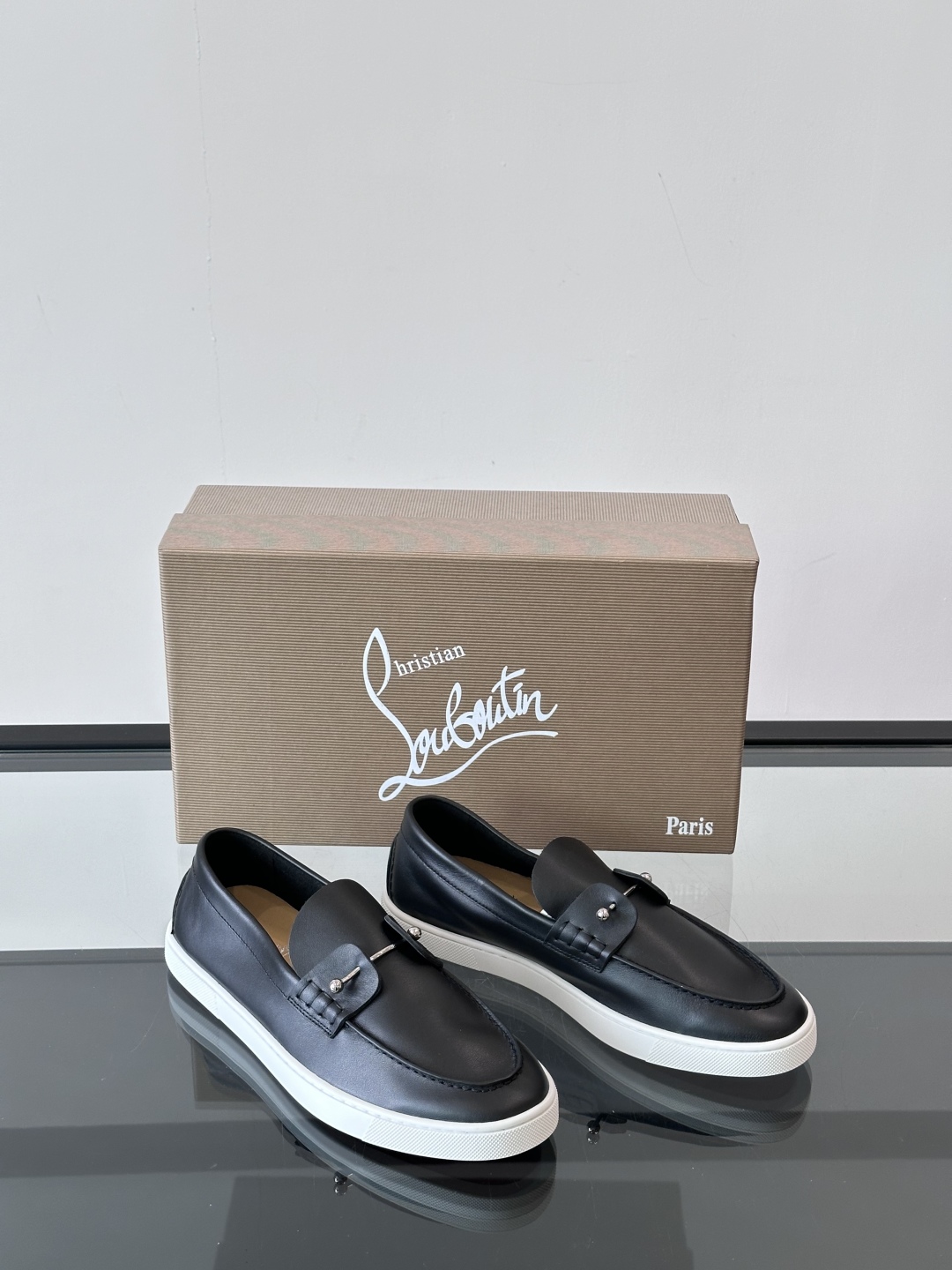 Christian Louboutin休闲老钱风乐福鞋👞气质拉满，简约百搭又舒服。
不挑场合，走哪儿都体