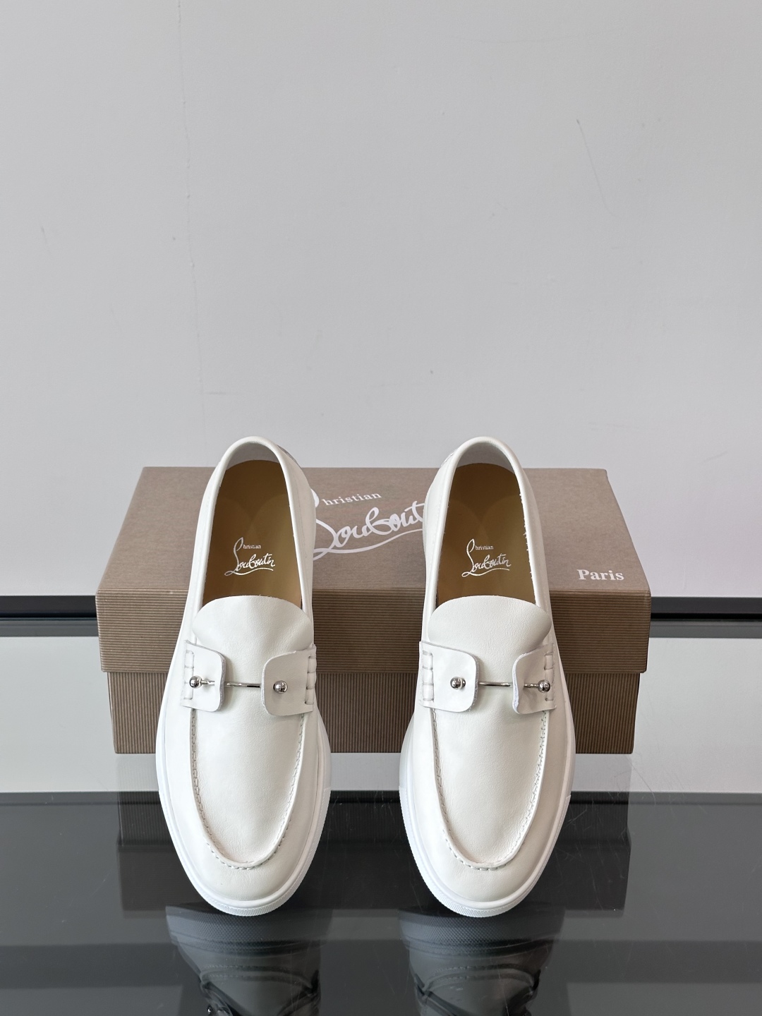 Christian Louboutin休闲老钱风乐福鞋👞气质拉满，简约百搭又舒服。
不挑场合，走哪儿都体