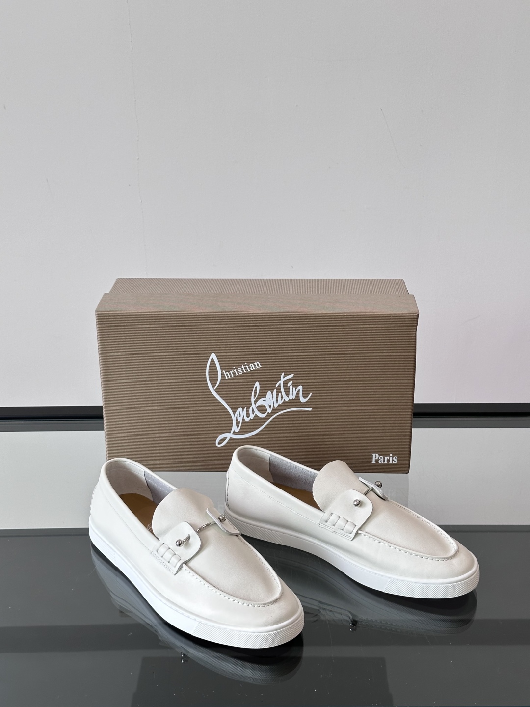 Christian Louboutin休闲老钱风乐福鞋👞气质拉满，简约百搭又舒服。
不挑场合，走哪儿都体