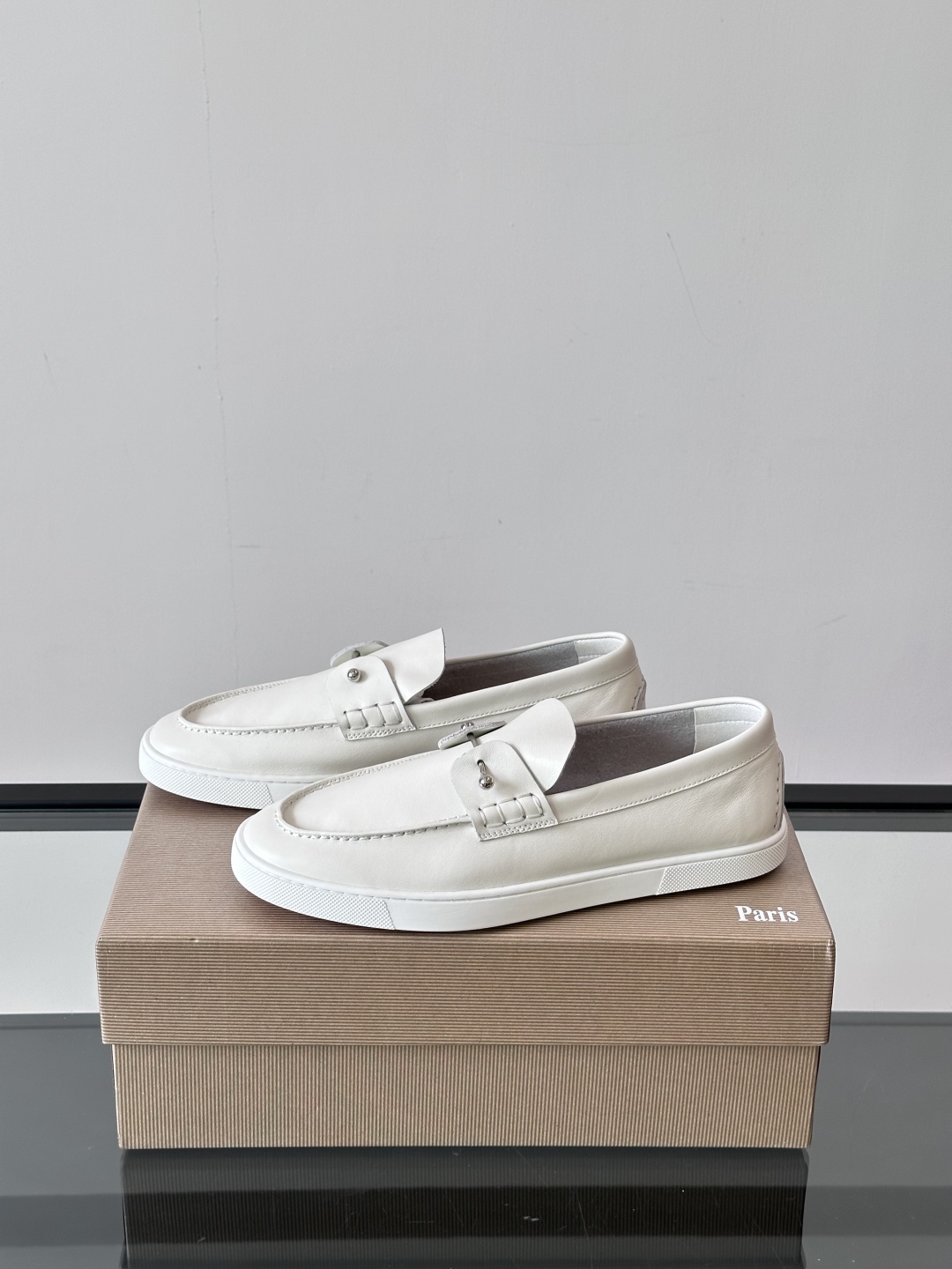 Christian Louboutin休闲老钱风乐福鞋👞气质拉满，简约百搭又舒服。
不挑场合，走哪儿都体