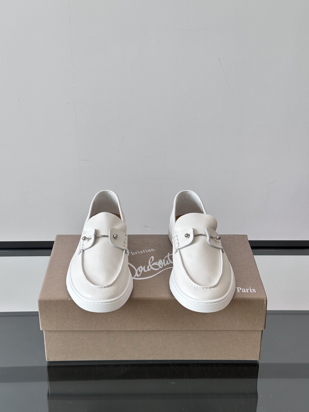 Christian Louboutin休闲老钱风乐福鞋👞气质拉满，简约百搭又舒服。
不挑场合，走哪儿都体