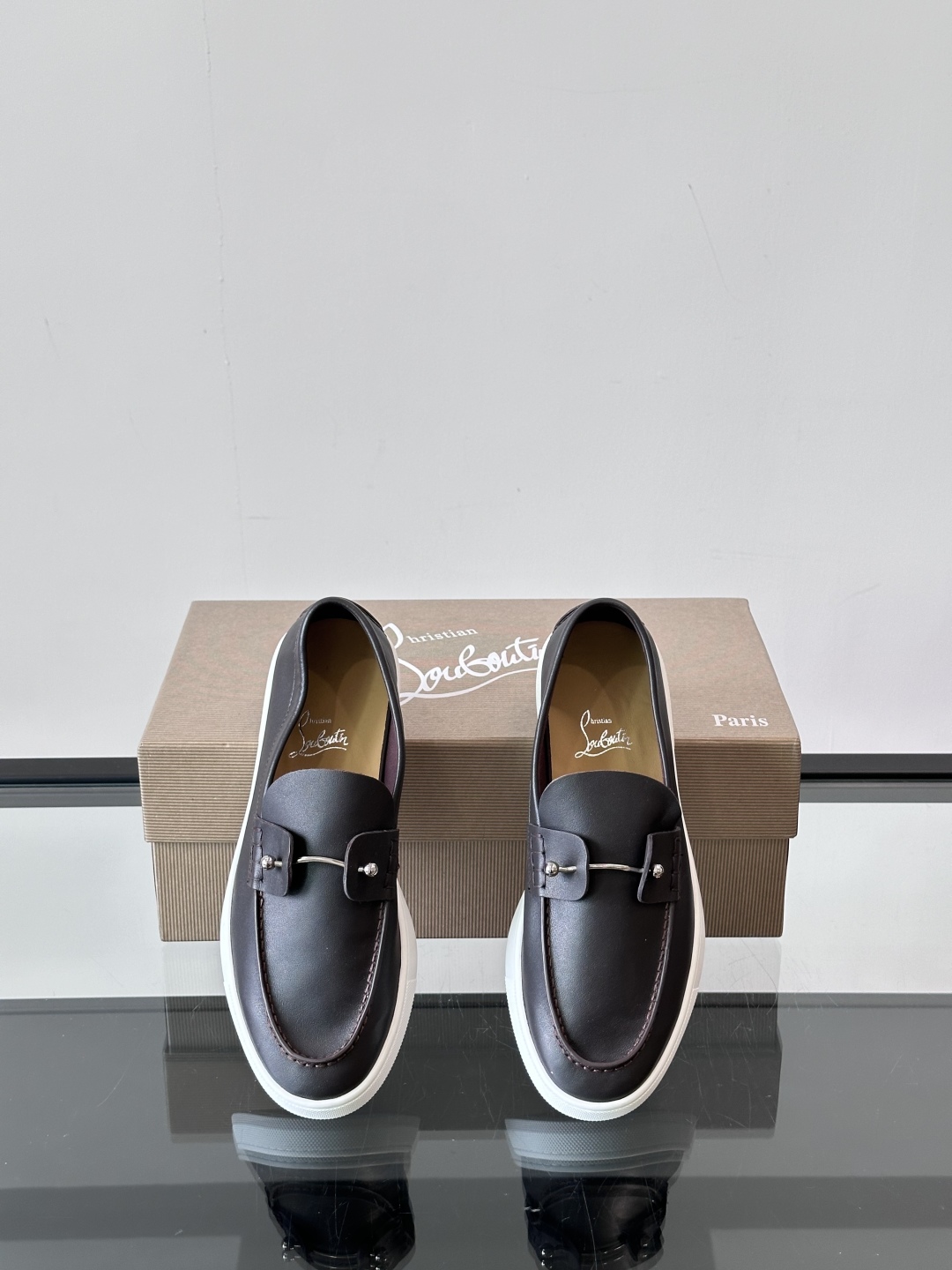 Christian Louboutin休闲老钱风乐福鞋👞气质拉满，简约百搭又舒服。
不挑场合，走哪儿都体