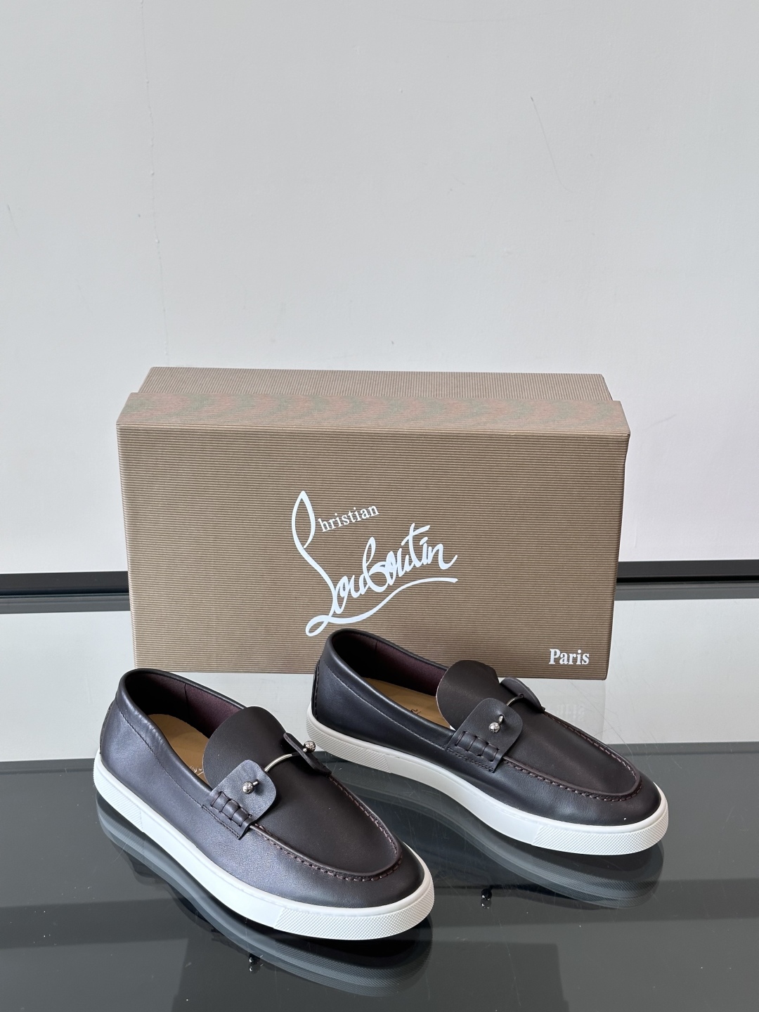 Christian Louboutin休闲老钱风乐福鞋👞气质拉满，简约百搭又舒服。
不挑场合，走哪儿都体
