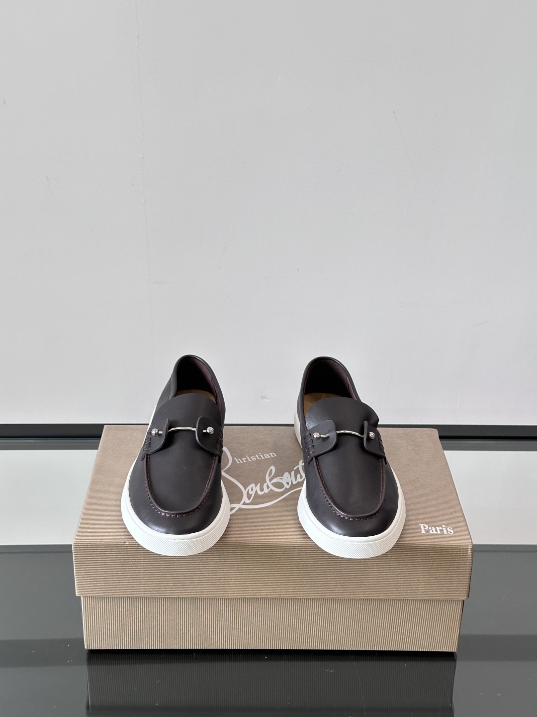 Christian Louboutin休闲老钱风乐福鞋👞气质拉满，简约百搭又舒服。
不挑场合，走哪儿都体