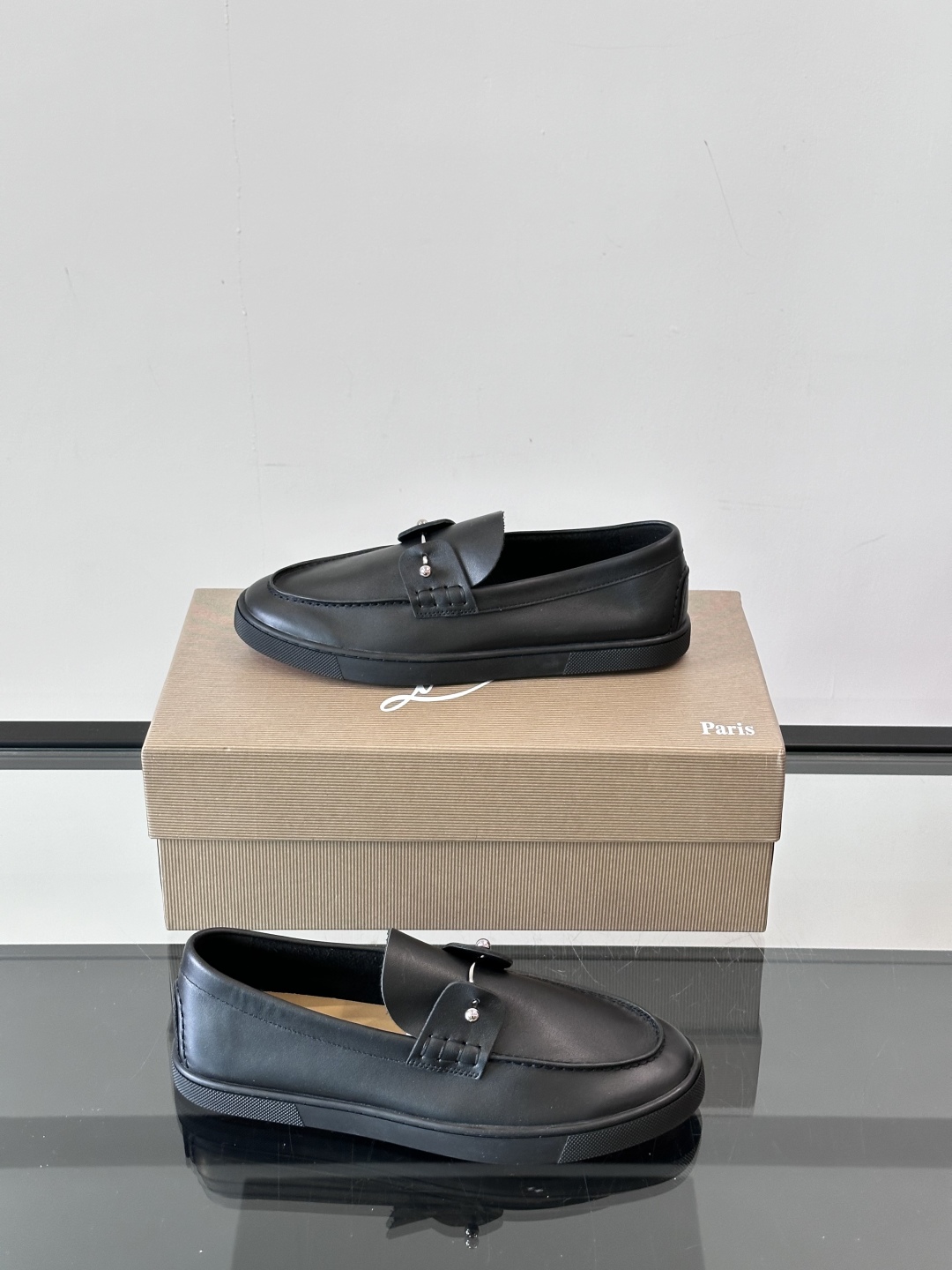 Christian Louboutin休闲老钱风乐福鞋👞气质拉满，简约百搭又舒服。
不挑场合，走哪儿都体
