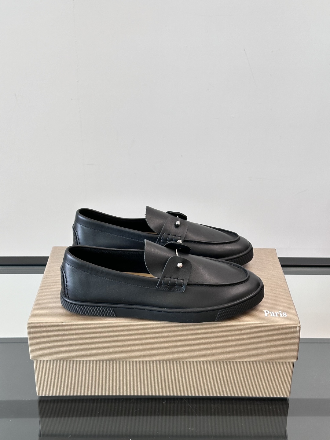 Christian Louboutin休闲老钱风乐福鞋👞气质拉满，简约百搭又舒服。
不挑场合，走哪儿都体
