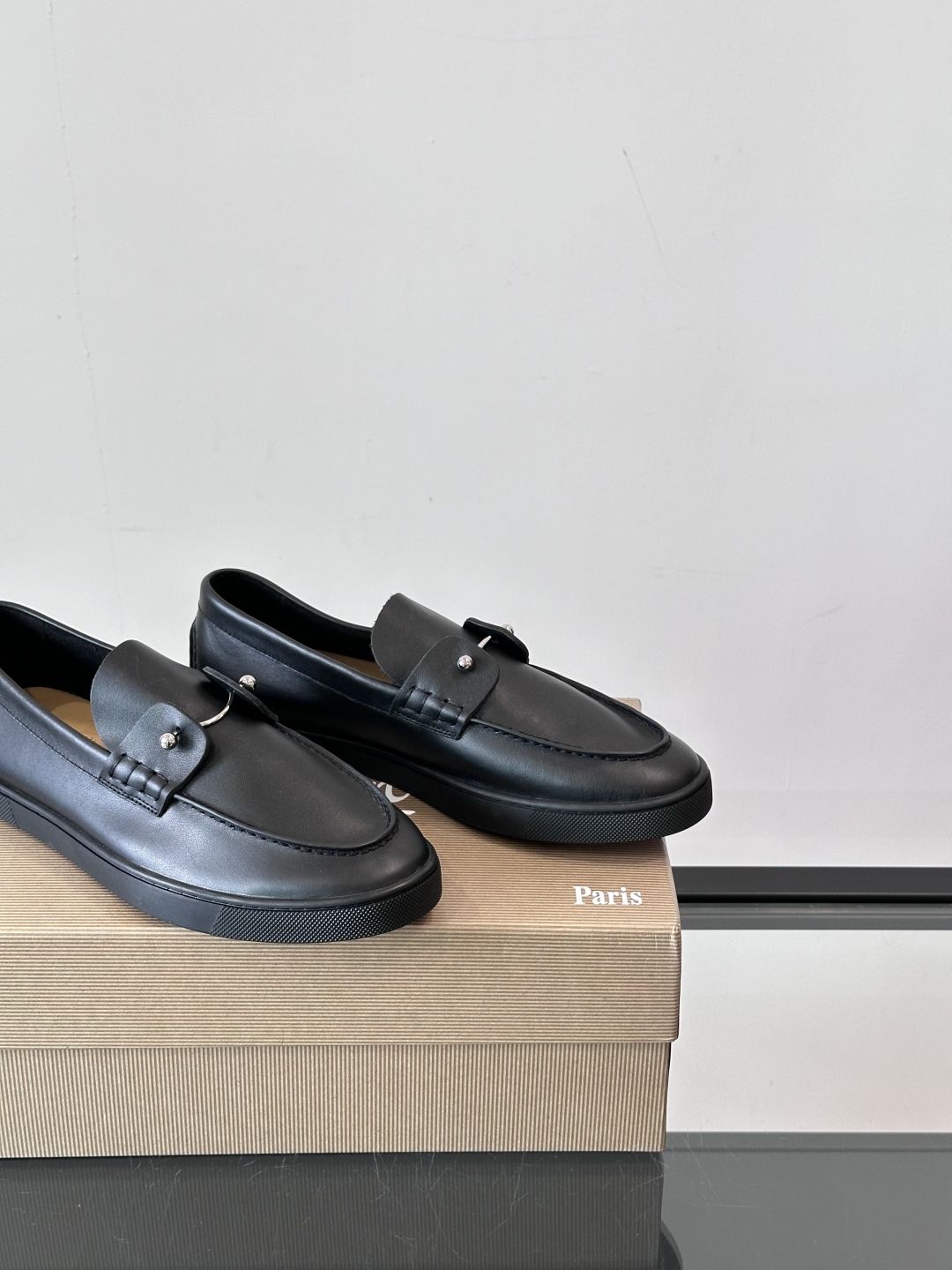 Christian Louboutin休闲老钱风乐福鞋👞气质拉满，简约百搭又舒服。
不挑场合，走哪儿都体