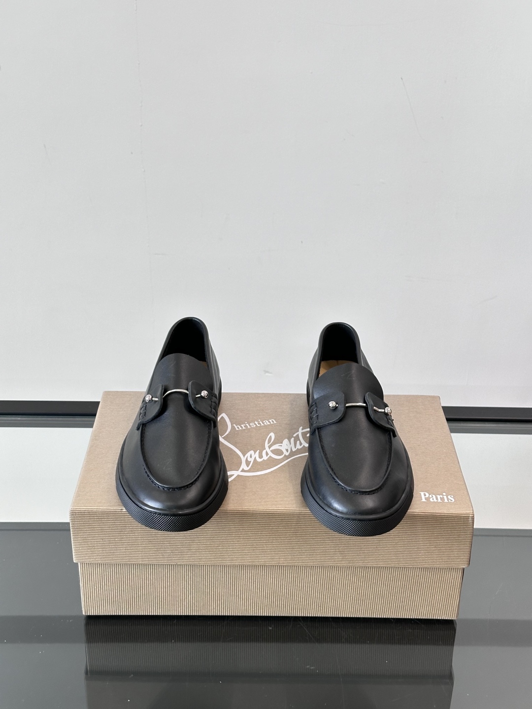 Christian Louboutin休闲老钱风乐福鞋👞气质拉满，简约百搭又舒服。
不挑场合，走哪儿都体