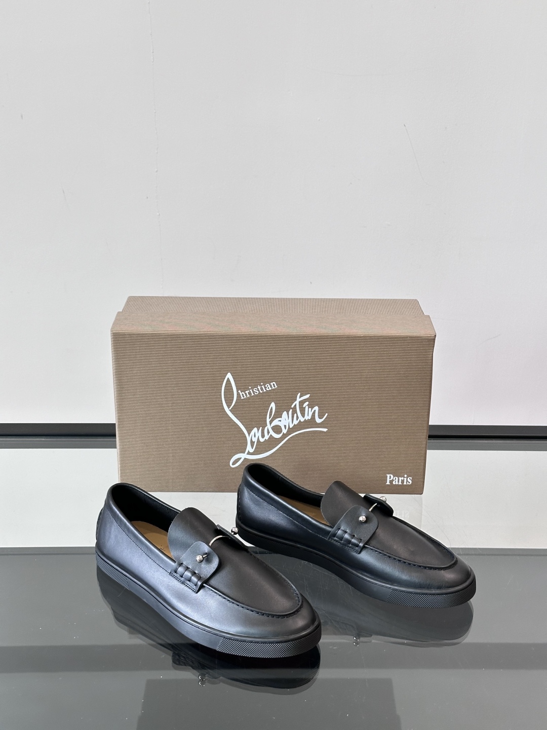 Christian Louboutin休闲老钱风乐福鞋👞气质拉满，简约百搭又舒服。
不挑场合，走哪儿都体