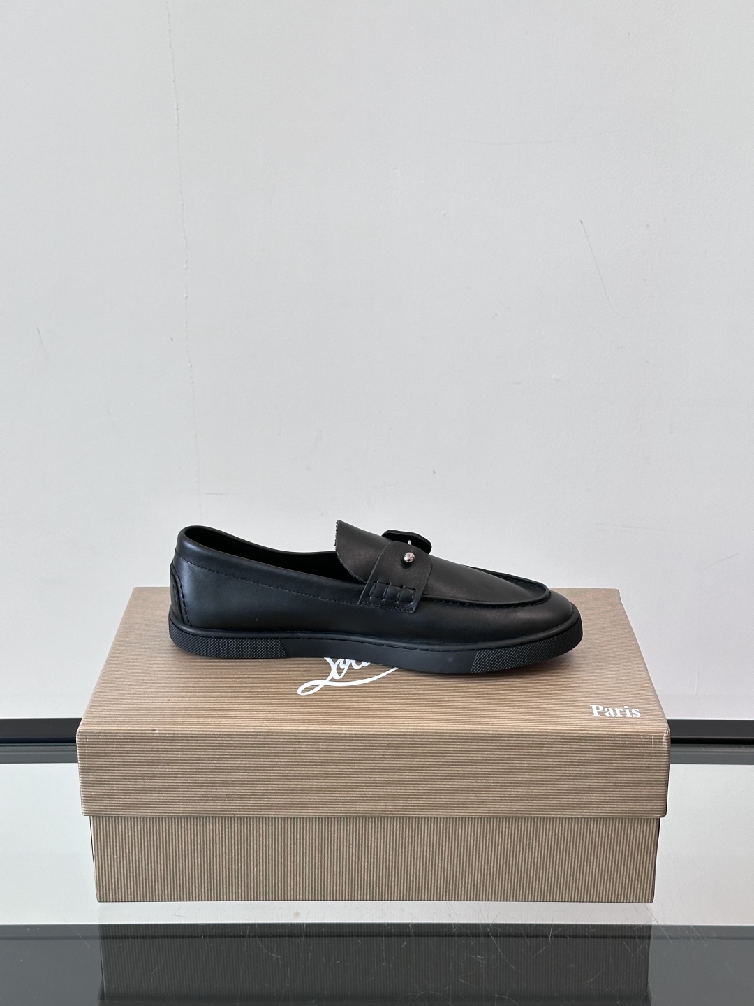 Christian Louboutin休闲老钱风乐福鞋👞气质拉满，简约百搭又舒服。
不挑场合，走哪儿都体