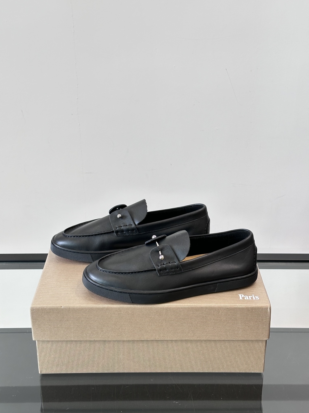 Christian Louboutin休闲老钱风乐福鞋👞气质拉满，简约百搭又舒服。
不挑场合，走哪儿都体
