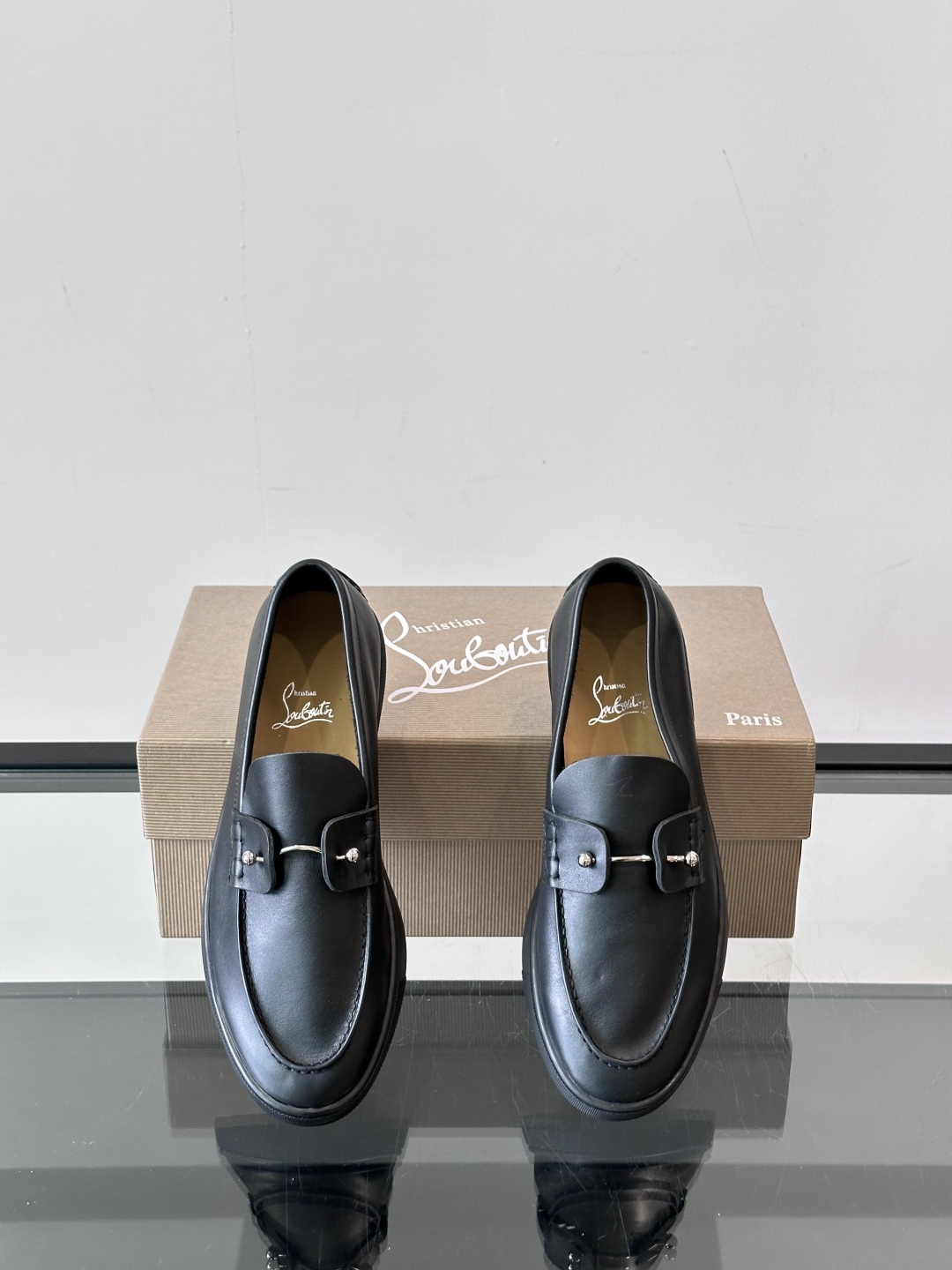 Christian Louboutin休闲老钱风乐福鞋👞气质拉满，简约百搭又舒服。
不挑场合，走哪儿都体