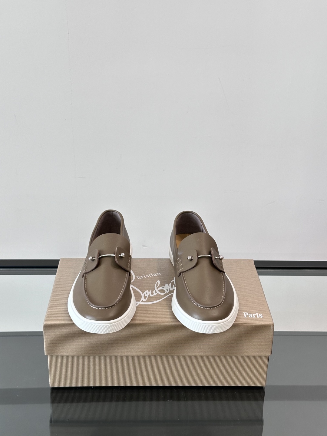 Christian Louboutin休闲老钱风乐福鞋👞气质拉满，简约百搭又舒服。
不挑场合，走哪儿都体
