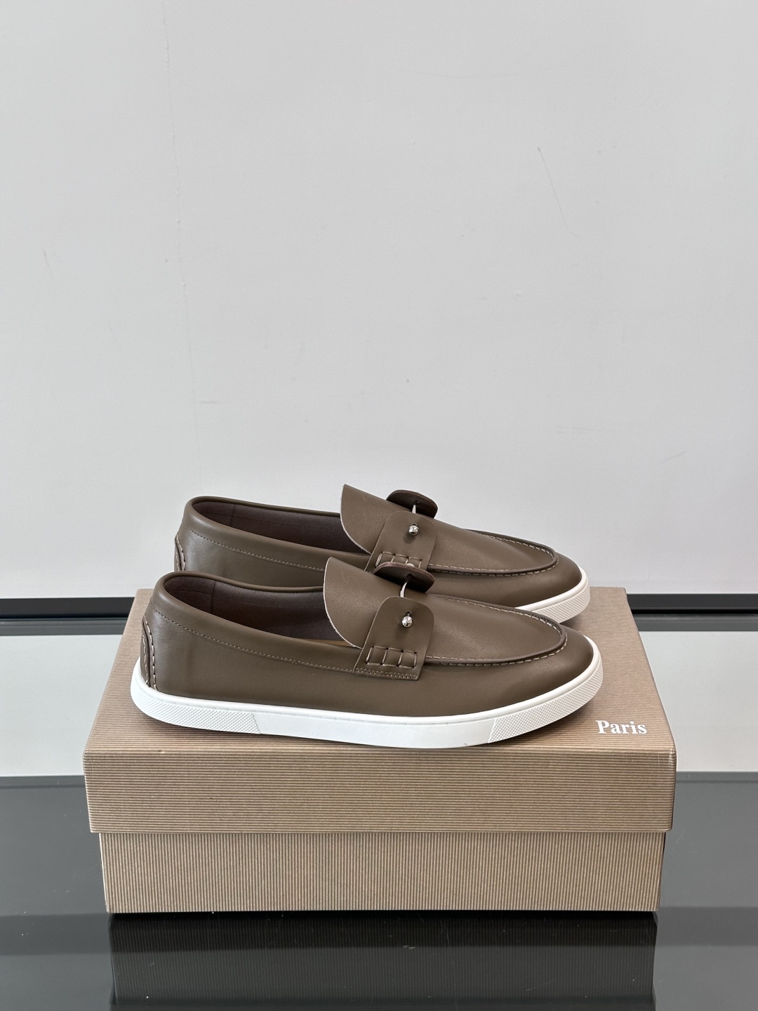 Christian Louboutin休闲老钱风乐福鞋👞气质拉满，简约百搭又舒服。
不挑场合，走哪儿都体