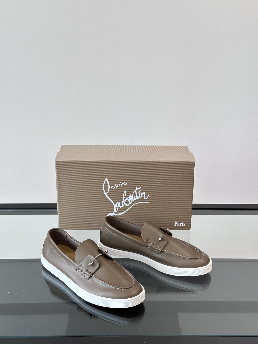 Christian Louboutin休闲老钱风乐福鞋👞气质拉满，简约百搭又舒服。
不挑场合，走哪儿都体