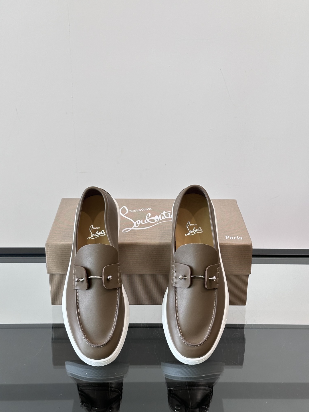 Christian Louboutin休闲老钱风乐福鞋👞气质拉满，简约百搭又舒服。
不挑场合，走哪儿都体