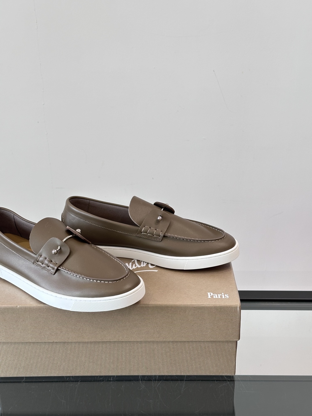 Christian Louboutin休闲老钱风乐福鞋👞气质拉满，简约百搭又舒服。
不挑场合，走哪儿都体