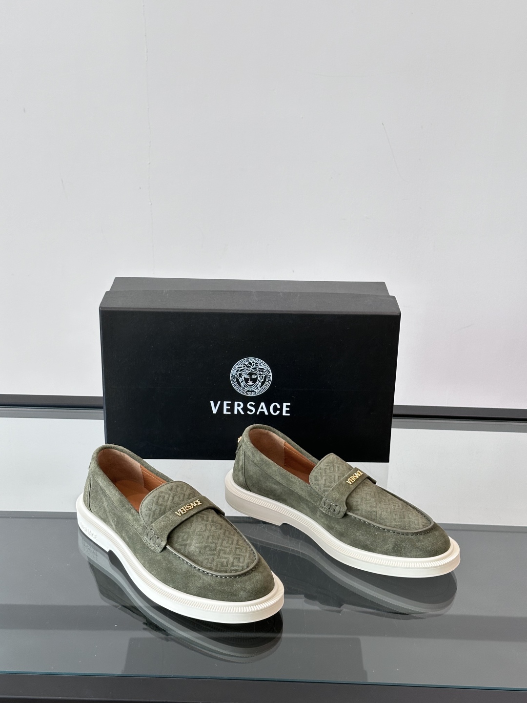 VERSACE范思哲2025新款时尚休闲运动男鞋👞！绒面皮革的材质不仅触感柔软，还散发着低调的魅力。内部
