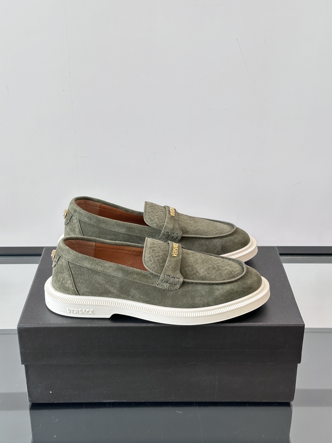 VERSACE范思哲2025新款时尚休闲运动男鞋👞！绒面皮革的材质不仅触感柔软，还散发着低调的魅力。内部