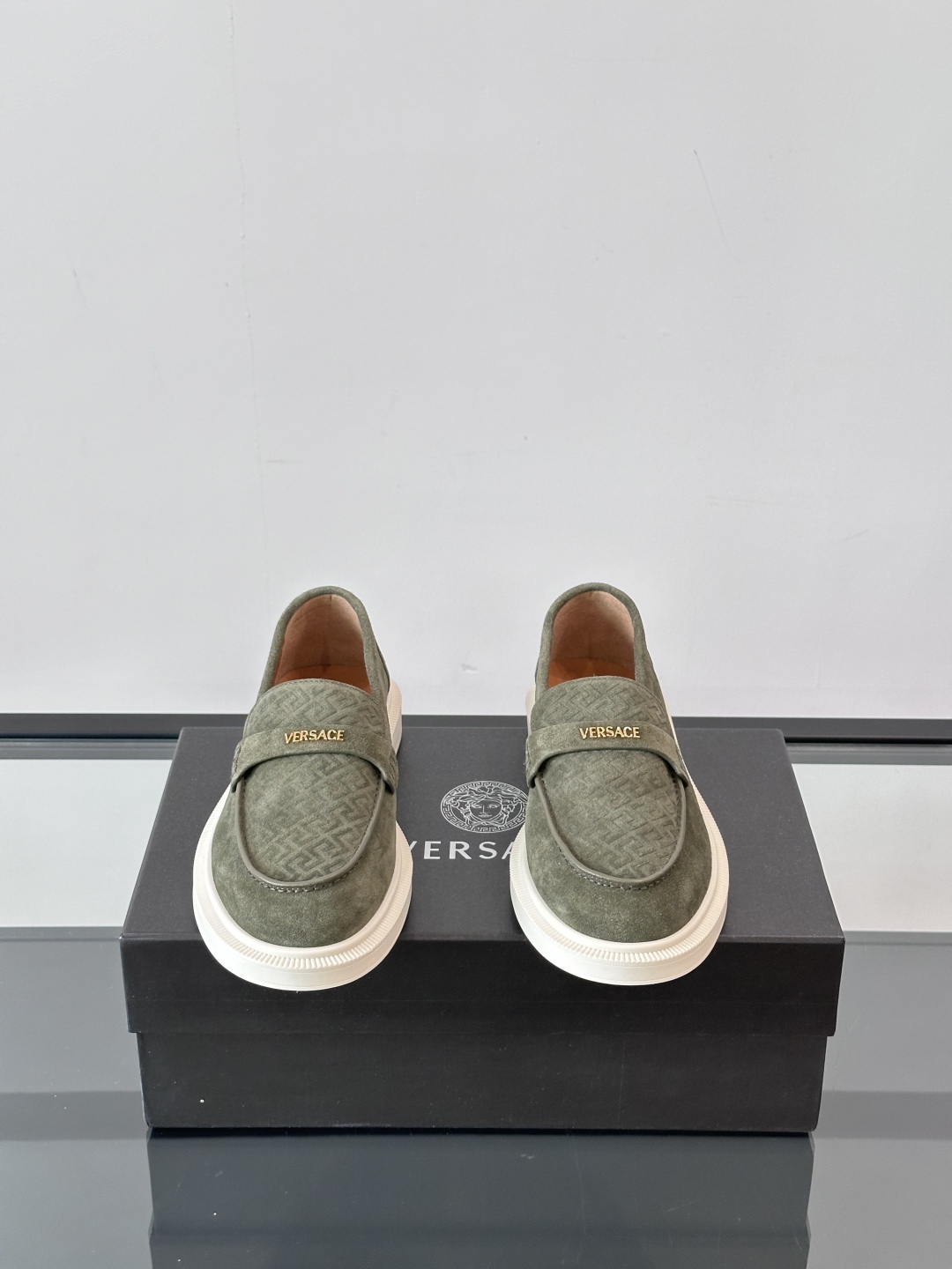 VERSACE范思哲2025新款时尚休闲运动男鞋👞！绒面皮革的材质不仅触感柔软，还散发着低调的魅力。内部