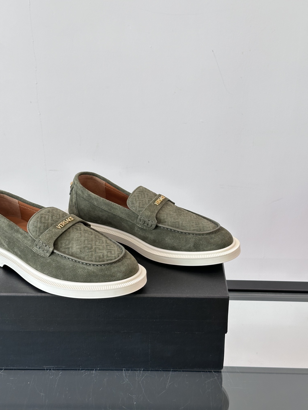 VERSACE范思哲2025新款时尚休闲运动男鞋👞！绒面皮革的材质不仅触感柔软，还散发着低调的魅力。内部