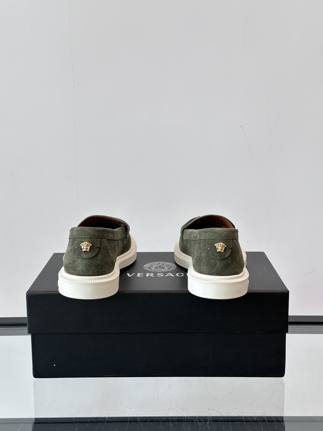 VERSACE范思哲2025新款时尚休闲运动男鞋👞！绒面皮革的材质不仅触感柔软，还散发着低调的魅力。内部