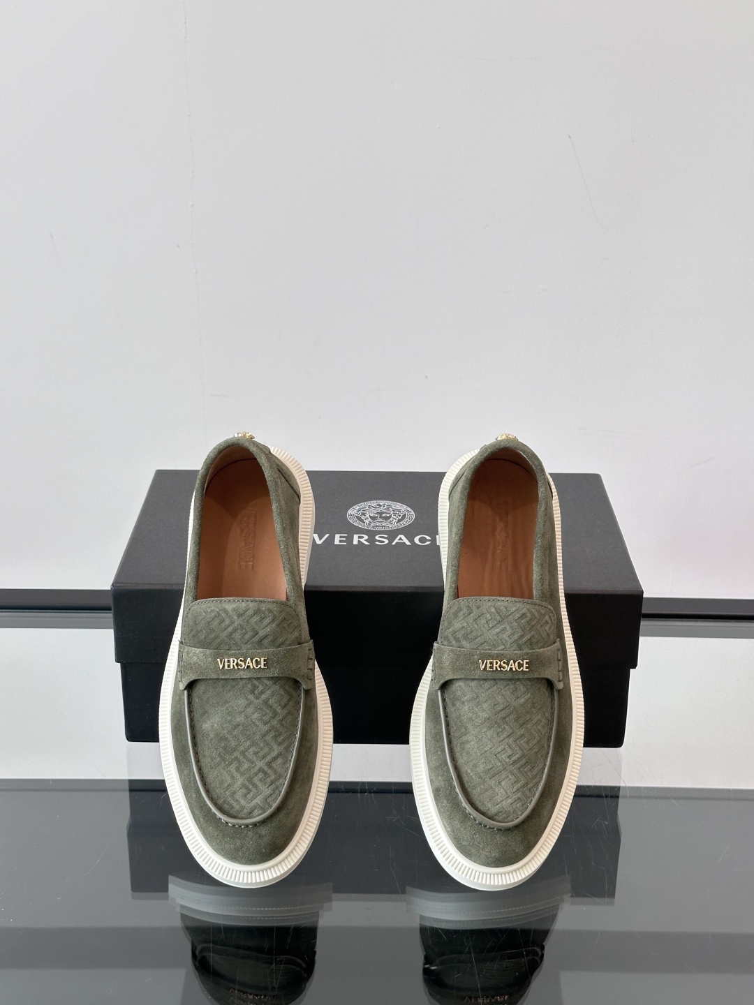 VERSACE范思哲2025新款时尚休闲运动男鞋👞！绒面皮革的材质不仅触感柔软，还散发着低调的魅力。内部