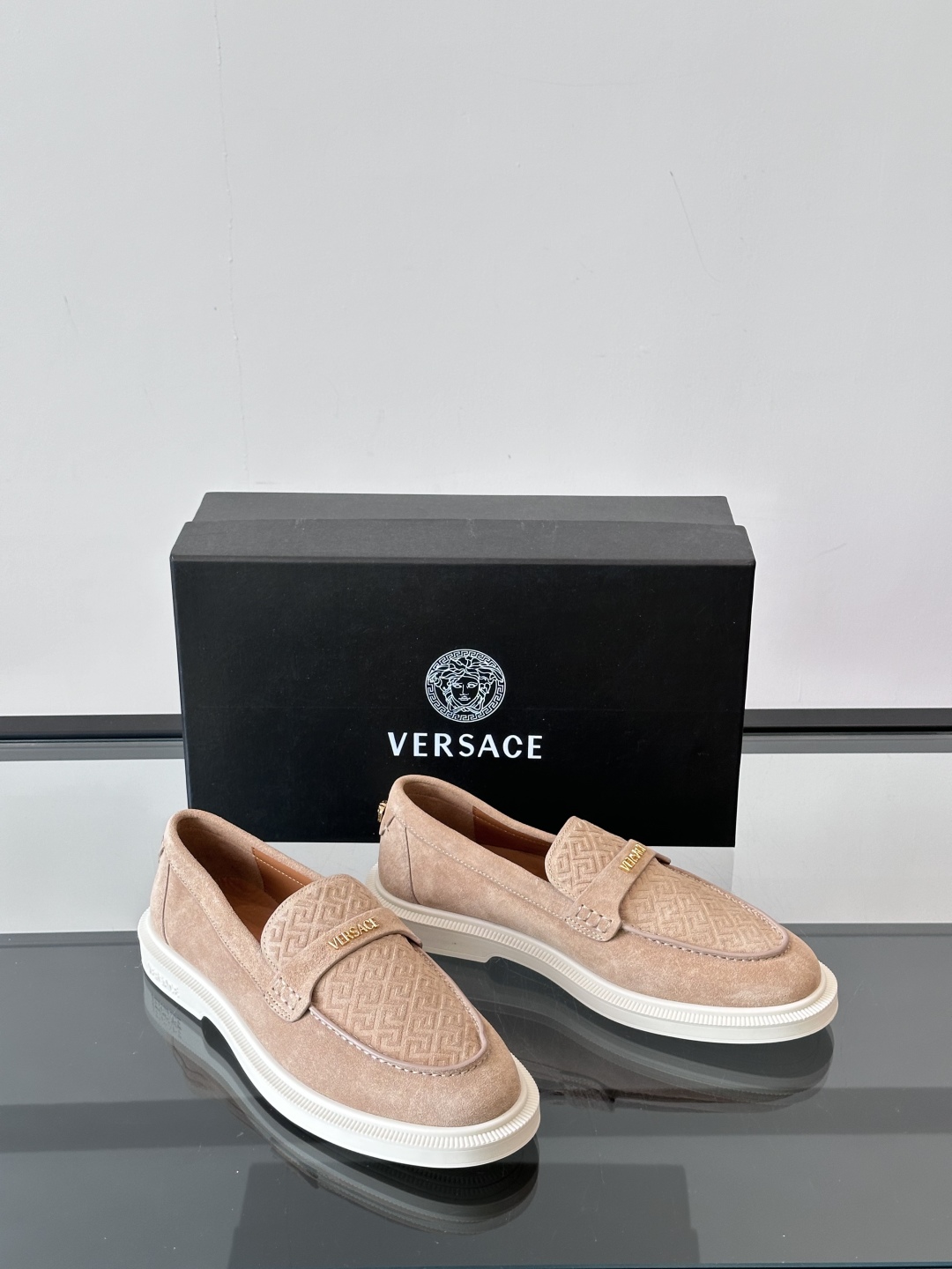 VERSACE范思哲2025新款时尚休闲运动男鞋👞！绒面皮革的材质不仅触感柔软，还散发着低调的魅力。内部