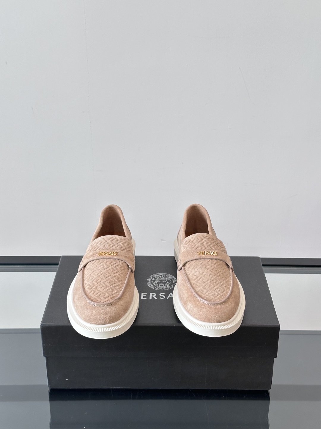 VERSACE范思哲2025新款时尚休闲运动男鞋👞！绒面皮革的材质不仅触感柔软，还散发着低调的魅力。内部