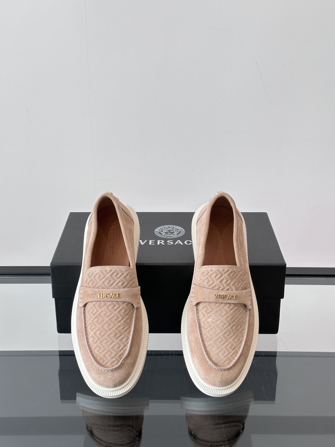 VERSACE范思哲2025新款时尚休闲运动男鞋👞！绒面皮革的材质不仅触感柔软，还散发着低调的魅力。内部
